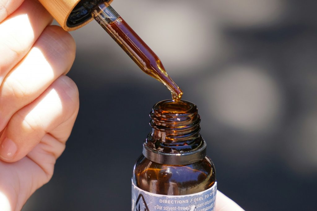 Vapoter CBD ou huile sublinguale — pipette compte-gouttes
